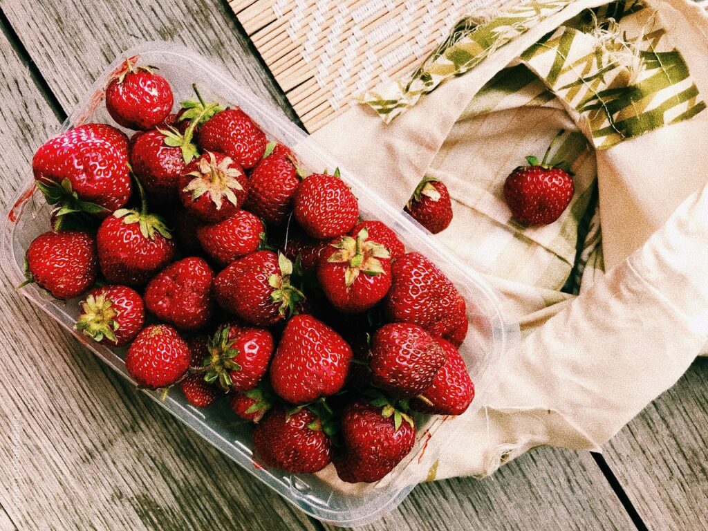 O morango ajuda no emagrecimento porque é rico em fibras e água, o que aumenta a sensação de saciedade. Além disso, é uma fruta com poucas calorias